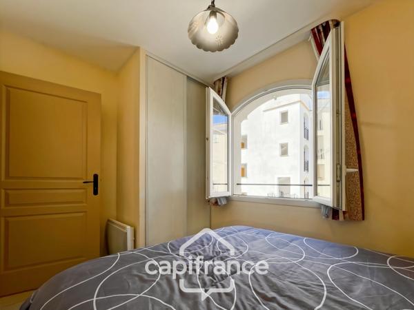 Domaine de Pont royal, BEL APPARTEMENT de 57 m2 1er étage avec ascenseur , terrasse vue dégagée, piscine en résidence.