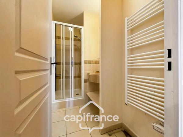 Domaine de Pont royal, BEL APPARTEMENT de 57 m2 1er étage avec ascenseur , terrasse vue dégagée, piscine en résidence.