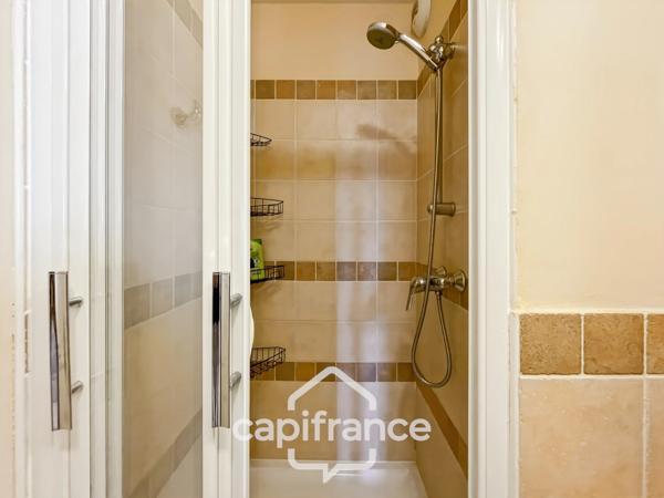 Domaine de Pont royal, BEL APPARTEMENT de 57 m2 1er étage avec ascenseur , terrasse vue dégagée, piscine en résidence.