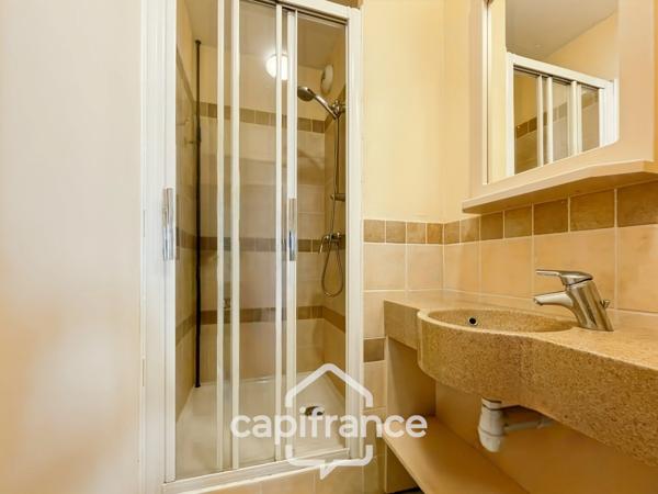 Domaine de Pont royal, BEL APPARTEMENT de 57 m2 1er étage avec ascenseur , terrasse vue dégagée, piscine en résidence.