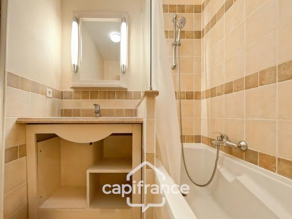 Domaine de Pont royal, BEL APPARTEMENT de 57 m2 1er étage avec ascenseur , terrasse vue dégagée, piscine en résidence.