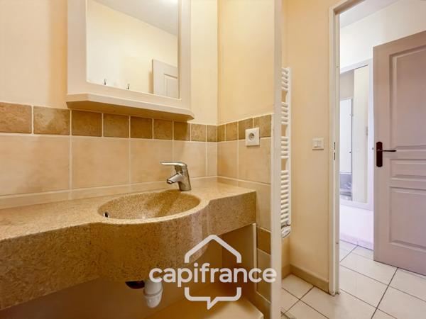 Domaine de Pont royal, BEL APPARTEMENT de 57 m2 1er étage avec ascenseur , terrasse vue dégagée, piscine en résidence.