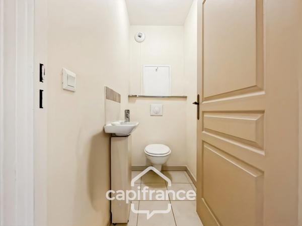 Domaine de Pont royal, BEL APPARTEMENT de 57 m2 1er étage avec ascenseur , terrasse vue dégagée, piscine en résidence.