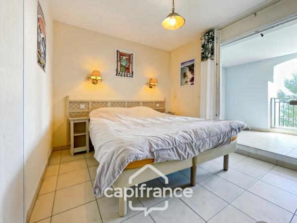 Domaine de Pont royal, BEL APPARTEMENT de 57 m2 1er étage avec ascenseur , terrasse vue dégagée, piscine en résidence.