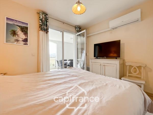 Domaine de Pont royal, BEL APPARTEMENT de 57 m2 1er étage avec ascenseur , terrasse vue dégagée, piscine en résidence.