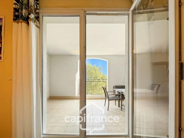 Domaine de Pont royal, BEL APPARTEMENT de 57 m2 1er étage avec ascenseur , terrasse vue dégagée, piscine en résidence.