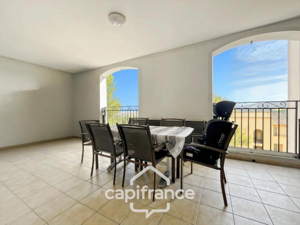 Domaine de Pont royal, BEL APPARTEMENT de 57 m2 1er étage avec ascenseur , terrasse vue dégagée, piscine en résidence.