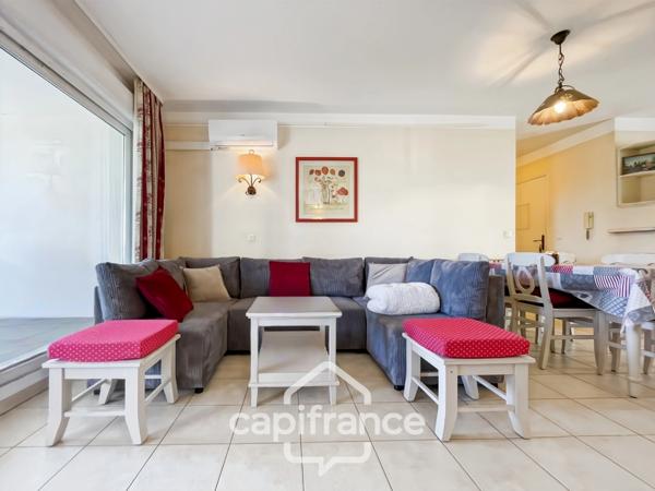 Domaine de Pont royal, BEL APPARTEMENT de 57 m2 1er étage avec ascenseur , terrasse vue dégagée, piscine en résidence.