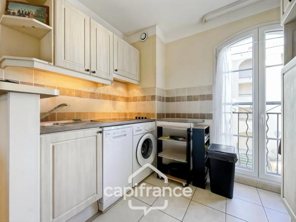 Domaine de Pont royal, BEL APPARTEMENT de 57 m2 1er étage avec ascenseur , terrasse vue dégagée, piscine en résidence.