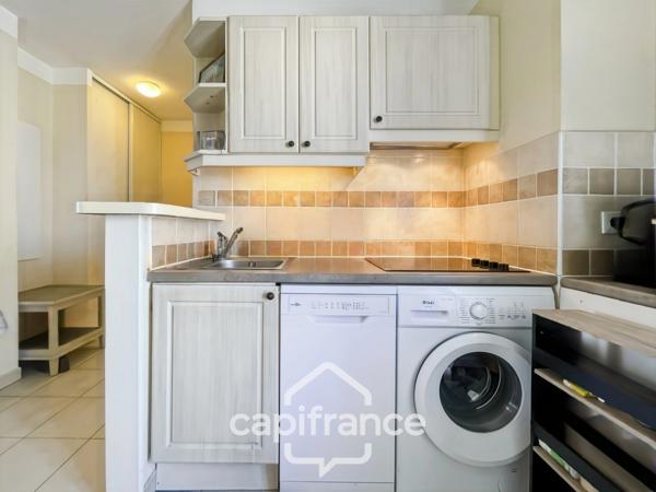 Domaine de Pont royal, BEL APPARTEMENT de 57 m2 1er étage avec ascenseur , terrasse vue dégagée, piscine en résidence.