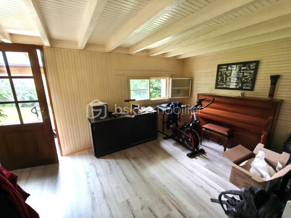 HAUT DE GAN ,  situé à 16 km de Pau et 5 du centre de Gan . Idéal pour des chambres d ' Hôtes . Environnement calme , vue très dégagée l ' hiver . Parcelle de 2500m2 . 

150 M² véranda comprise. 

La première maison est composée  d ' un salon avec insert bois donnant sur une belle piscine chauffée , d une grande chambre à l ' étage mansardée puis en descendant 4 marches une grande cuisine et salle de bain .

La deuxième : au RDC , une entrée , une chambre donnant accès sur la véranda , une SDB avec douche et baignoire , un WC indépendant  . A l ' étage : 2 grandes chambres lumineuses .

Vidéos sur demande.

Disponible 7 jours sur 7 pour tout renseignement.
