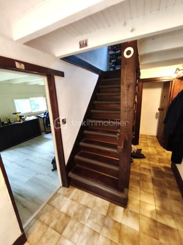 HAUT DE GAN ,  situé à 16 km de Pau et 5 du centre de Gan . Idéal pour des chambres d ' Hôtes . Environnement calme , vue très dégagée l ' hiver . Parcelle de 2500m2 . 

150 M² véranda comprise. 

La première maison est composée  d ' un salon avec insert bois donnant sur une belle piscine chauffée , d une grande chambre à l ' étage mansardée puis en descendant 4 marches une grande cuisine et salle de bain .

La deuxième : au RDC , une entrée , une chambre donnant accès sur la véranda , une SDB avec douche et baignoire , un WC indépendant  . A l ' étage : 2 grandes chambres lumineuses .

Vidéos sur demande.

Disponible 7 jours sur 7 pour tout renseignement.