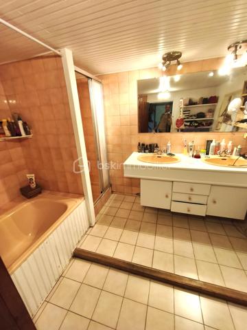HAUT DE GAN ,  situé à 16 km de Pau et 5 du centre de Gan . Idéal pour des chambres d ' Hôtes . Environnement calme , vue très dégagée l ' hiver . Parcelle de 2500m2 . 

150 M² véranda comprise. 

La première maison est composée  d ' un salon avec insert bois donnant sur une belle piscine chauffée , d une grande chambre à l ' étage mansardée puis en descendant 4 marches une grande cuisine et salle de bain .

La deuxième : au RDC , une entrée , une chambre donnant accès sur la véranda , une SDB avec douche et baignoire , un WC indépendant  . A l ' étage : 2 grandes chambres lumineuses .

Vidéos sur demande.

Disponible 7 jours sur 7 pour tout renseignement.