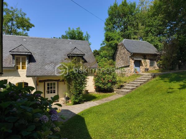 HAUT DE GAN ,  situé à 16 km de Pau et 5 du centre de Gan . Idéal pour des chambres d ' Hôtes . Environnement calme , vue très dégagée l ' hiver . Parcelle de 2500m2 . 

150 M² véranda comprise. 

La première maison est composée  d ' un salon avec insert bois donnant sur une belle piscine chauffée , d une grande chambre à l ' étage mansardée puis en descendant 4 marches une grande cuisine et salle de bain .

La deuxième : au RDC , une entrée , une chambre donnant accès sur la véranda , une SDB avec douche et baignoire , un WC indépendant  . A l ' étage : 2 grandes chambres lumineuses .

Vidéos sur demande.

Disponible 7 jours sur 7 pour tout renseignement.