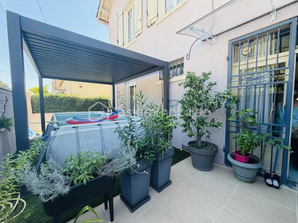 En EXCLUSIVITÉ, dans la commune de TOULON EST, je vous propose cette maison sur 2 niveaux, composée de 2 appartements sur un terrain entièrement clôturé de 350 m2 env.

Au rdc, un appartement de TYPE T4 de 85 m2, un salon double, une cuisine semi ouverte, deux chambres avec placards, dressing,   sde/wc, un wc indépendant, un jardin, une terrasse avec piscine hors sol,  3 box pour vos rangements. ( petites finitions à prévoir) 

A l'étage, un appartement de TYPE 5 de 65 m2,  actuellement loué en bail meublé, avec 2 chambres,(possibilité 3)  salon double,   cuisine ouverte, sdb/wc, une grande terrasse.
Combles avec possibilités réaménagement.( aucun travaux) 

Les + : climatisation réversible aux 2 étages, cheminée au rdc, proximité immédiate écoles, commerces, services médicaux, Fibre
Stationnement pour  3 véhicules dans la propriété.

Un bien idéal pour une  résidence principale avec un logement locatif pour générer un revenu supplémentaire, ou pour loger deux générations d'une même famille sous le même toit ou encore simplement  pour investisseurs 
Contact pour visite : Isabelle Bassac au 06 33 64 15 64 ou par mail i.bassac@bskimmobilier.com