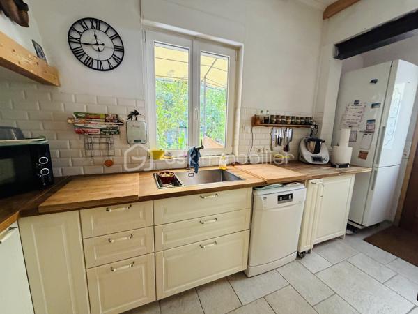 En EXCLUSIVITÉ, dans la commune de TOULON EST, je vous propose cette maison sur 2 niveaux, composée de 2 appartements sur un terrain entièrement clôturé de 350 m2 env.

Au rdc, un appartement de TYPE T4 de 85 m2, un salon double, une cuisine semi ouverte, deux chambres avec placards, dressing,   sde/wc, un wc indépendant, un jardin, une terrasse avec piscine hors sol,  3 box pour vos rangements. ( petites finitions à prévoir) 

A l'étage, un appartement de TYPE 5 de 65 m2,  actuellement loué en bail meublé, avec 2 chambres,(possibilité 3)  salon double,   cuisine ouverte, sdb/wc, une grande terrasse.
Combles avec possibilités réaménagement.( aucun travaux) 

Les + : climatisation réversible aux 2 étages, cheminée au rdc, proximité immédiate écoles, commerces, services médicaux, Fibre
Stationnement pour  3 véhicules dans la propriété.

Un bien idéal pour une  résidence principale avec un logement locatif pour générer un revenu supplémentaire, ou pour loger deux générations d'une même famille sous le même toit ou encore simplement  pour investisseurs 
Contact pour visite : Isabelle Bassac au 06 33 64 15 64 ou par mail i.bassac@bskimmobilier.com