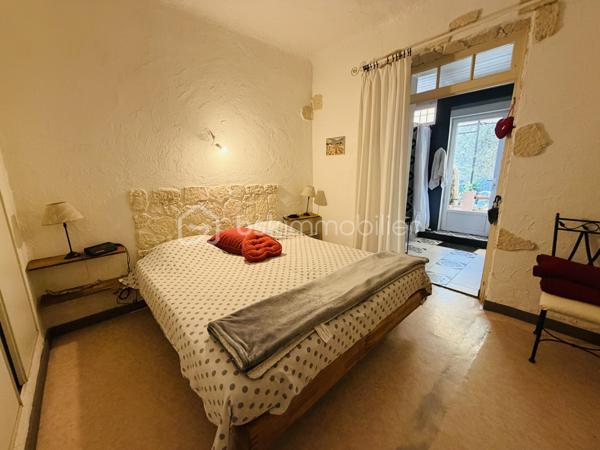 En EXCLUSIVITÉ, dans la commune de TOULON EST, je vous propose cette maison sur 2 niveaux, composée de 2 appartements sur un terrain entièrement clôturé de 350 m2 env.

Au rdc, un appartement de TYPE T4 de 85 m2, un salon double, une cuisine semi ouverte, deux chambres avec placards, dressing,   sde/wc, un wc indépendant, un jardin, une terrasse avec piscine hors sol,  3 box pour vos rangements. ( petites finitions à prévoir) 

A l'étage, un appartement de TYPE 5 de 65 m2,  actuellement loué en bail meublé, avec 2 chambres,(possibilité 3)  salon double,   cuisine ouverte, sdb/wc, une grande terrasse.
Combles avec possibilités réaménagement.( aucun travaux) 

Les + : climatisation réversible aux 2 étages, cheminée au rdc, proximité immédiate écoles, commerces, services médicaux, Fibre
Stationnement pour  3 véhicules dans la propriété.

Un bien idéal pour une  résidence principale avec un logement locatif pour générer un revenu supplémentaire, ou pour loger deux générations d'une même famille sous le même toit ou encore simplement  pour investisseurs 
Contact pour visite : Isabelle Bassac au 06 33 64 15 64 ou par mail i.bassac@bskimmobilier.com