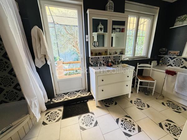 En EXCLUSIVITÉ, dans la commune de TOULON EST, je vous propose cette maison sur 2 niveaux, composée de 2 appartements sur un terrain entièrement clôturé de 350 m2 env.

Au rdc, un appartement de TYPE T4 de 85 m2, un salon double, une cuisine semi ouverte, deux chambres avec placards, dressing,   sde/wc, un wc indépendant, un jardin, une terrasse avec piscine hors sol,  3 box pour vos rangements. ( petites finitions à prévoir) 

A l'étage, un appartement de TYPE 5 de 65 m2,  actuellement loué en bail meublé, avec 2 chambres,(possibilité 3)  salon double,   cuisine ouverte, sdb/wc, une grande terrasse.
Combles avec possibilités réaménagement.( aucun travaux) 

Les + : climatisation réversible aux 2 étages, cheminée au rdc, proximité immédiate écoles, commerces, services médicaux, Fibre
Stationnement pour  3 véhicules dans la propriété.

Un bien idéal pour une  résidence principale avec un logement locatif pour générer un revenu supplémentaire, ou pour loger deux générations d'une même famille sous le même toit ou encore simplement  pour investisseurs 
Contact pour visite : Isabelle Bassac au 06 33 64 15 64 ou par mail i.bassac@bskimmobilier.com