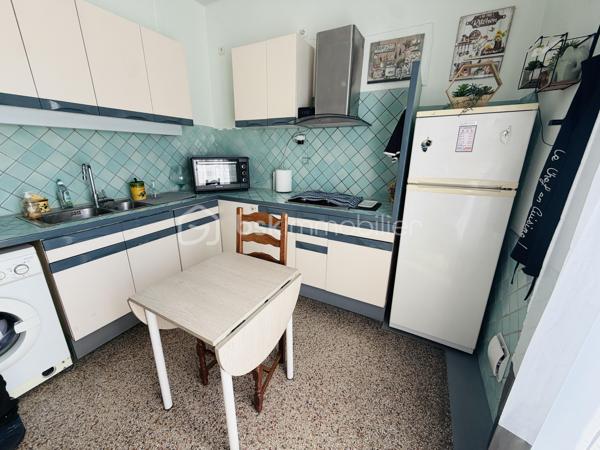 En EXCLUSIVITÉ, dans la commune de TOULON EST, je vous propose cette maison sur 2 niveaux, composée de 2 appartements sur un terrain entièrement clôturé de 350 m2 env.

Au rdc, un appartement de TYPE T4 de 85 m2, un salon double, une cuisine semi ouverte, deux chambres avec placards, dressing,   sde/wc, un wc indépendant, un jardin, une terrasse avec piscine hors sol,  3 box pour vos rangements. ( petites finitions à prévoir) 

A l'étage, un appartement de TYPE 5 de 65 m2,  actuellement loué en bail meublé, avec 2 chambres,(possibilité 3)  salon double,   cuisine ouverte, sdb/wc, une grande terrasse.
Combles avec possibilités réaménagement.( aucun travaux) 

Les + : climatisation réversible aux 2 étages, cheminée au rdc, proximité immédiate écoles, commerces, services médicaux, Fibre
Stationnement pour  3 véhicules dans la propriété.

Un bien idéal pour une  résidence principale avec un logement locatif pour générer un revenu supplémentaire, ou pour loger deux générations d'une même famille sous le même toit ou encore simplement  pour investisseurs 
Contact pour visite : Isabelle Bassac au 06 33 64 15 64 ou par mail i.bassac@bskimmobilier.com