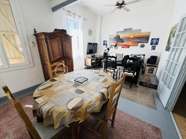 En EXCLUSIVITÉ, dans la commune de TOULON EST, je vous propose cette maison sur 2 niveaux, composée de 2 appartements sur un terrain entièrement clôturé de 350 m2 env.

Au rdc, un appartement de TYPE T4 de 85 m2, un salon double, une cuisine semi ouverte, deux chambres avec placards, dressing,   sde/wc, un wc indépendant, un jardin, une terrasse avec piscine hors sol,  3 box pour vos rangements. ( petites finitions à prévoir) 

A l'étage, un appartement de TYPE 5 de 65 m2,  actuellement loué en bail meublé, avec 2 chambres,(possibilité 3)  salon double,   cuisine ouverte, sdb/wc, une grande terrasse.
Combles avec possibilités réaménagement.( aucun travaux) 

Les + : climatisation réversible aux 2 étages, cheminée au rdc, proximité immédiate écoles, commerces, services médicaux, Fibre
Stationnement pour  3 véhicules dans la propriété.

Un bien idéal pour une  résidence principale avec un logement locatif pour générer un revenu supplémentaire, ou pour loger deux générations d'une même famille sous le même toit ou encore simplement  pour investisseurs 
Contact pour visite : Isabelle Bassac au 06 33 64 15 64 ou par mail i.bassac@bskimmobilier.com