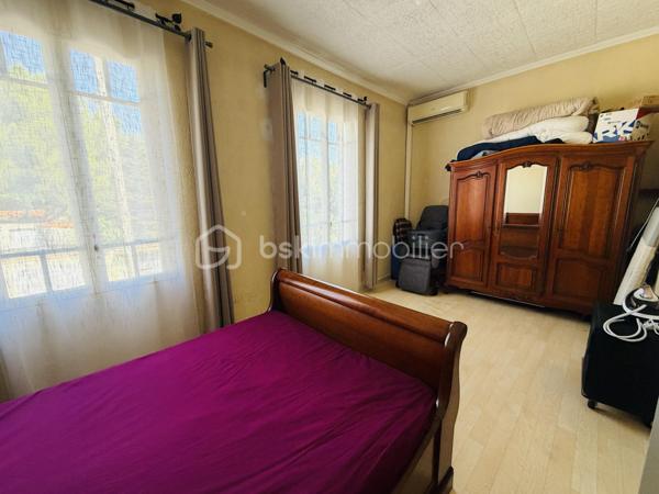En EXCLUSIVITÉ, dans la commune de TOULON EST, je vous propose cette maison sur 2 niveaux, composée de 2 appartements sur un terrain entièrement clôturé de 350 m2 env.

Au rdc, un appartement de TYPE T4 de 85 m2, un salon double, une cuisine semi ouverte, deux chambres avec placards, dressing,   sde/wc, un wc indépendant, un jardin, une terrasse avec piscine hors sol,  3 box pour vos rangements. ( petites finitions à prévoir) 

A l'étage, un appartement de TYPE 5 de 65 m2,  actuellement loué en bail meublé, avec 2 chambres,(possibilité 3)  salon double,   cuisine ouverte, sdb/wc, une grande terrasse.
Combles avec possibilités réaménagement.( aucun travaux) 

Les + : climatisation réversible aux 2 étages, cheminée au rdc, proximité immédiate écoles, commerces, services médicaux, Fibre
Stationnement pour  3 véhicules dans la propriété.

Un bien idéal pour une  résidence principale avec un logement locatif pour générer un revenu supplémentaire, ou pour loger deux générations d'une même famille sous le même toit ou encore simplement  pour investisseurs 
Contact pour visite : Isabelle Bassac au 06 33 64 15 64 ou par mail i.bassac@bskimmobilier.com