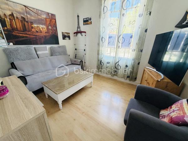 En EXCLUSIVITÉ, dans la commune de TOULON EST, je vous propose cette maison sur 2 niveaux, composée de 2 appartements sur un terrain entièrement clôturé de 350 m2 env.

Au rdc, un appartement de TYPE T4 de 85 m2, un salon double, une cuisine semi ouverte, deux chambres avec placards, dressing,   sde/wc, un wc indépendant, un jardin, une terrasse avec piscine hors sol,  3 box pour vos rangements. ( petites finitions à prévoir) 

A l'étage, un appartement de TYPE 5 de 65 m2,  actuellement loué en bail meublé, avec 2 chambres,(possibilité 3)  salon double,   cuisine ouverte, sdb/wc, une grande terrasse.
Combles avec possibilités réaménagement.( aucun travaux) 

Les + : climatisation réversible aux 2 étages, cheminée au rdc, proximité immédiate écoles, commerces, services médicaux, Fibre
Stationnement pour  3 véhicules dans la propriété.

Un bien idéal pour une  résidence principale avec un logement locatif pour générer un revenu supplémentaire, ou pour loger deux générations d'une même famille sous le même toit ou encore simplement  pour investisseurs 
Contact pour visite : Isabelle Bassac au 06 33 64 15 64 ou par mail i.bassac@bskimmobilier.com