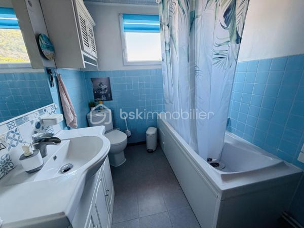 En EXCLUSIVITÉ, dans la commune de TOULON EST, je vous propose cette maison sur 2 niveaux, composée de 2 appartements sur un terrain entièrement clôturé de 350 m2 env.

Au rdc, un appartement de TYPE T4 de 85 m2, un salon double, une cuisine semi ouverte, deux chambres avec placards, dressing,   sde/wc, un wc indépendant, un jardin, une terrasse avec piscine hors sol,  3 box pour vos rangements. ( petites finitions à prévoir) 

A l'étage, un appartement de TYPE 5 de 65 m2,  actuellement loué en bail meublé, avec 2 chambres,(possibilité 3)  salon double,   cuisine ouverte, sdb/wc, une grande terrasse.
Combles avec possibilités réaménagement.( aucun travaux) 

Les + : climatisation réversible aux 2 étages, cheminée au rdc, proximité immédiate écoles, commerces, services médicaux, Fibre
Stationnement pour  3 véhicules dans la propriété.

Un bien idéal pour une  résidence principale avec un logement locatif pour générer un revenu supplémentaire, ou pour loger deux générations d'une même famille sous le même toit ou encore simplement  pour investisseurs 
Contact pour visite : Isabelle Bassac au 06 33 64 15 64 ou par mail i.bassac@bskimmobilier.com