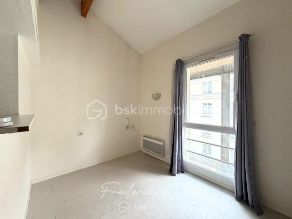 77600 - BUSSY-SAINT-GEORGES - CENTRE-VILLE 
A PROXIMITE IMMEDIATE DES COMMERCES ET A 4 MIN DE LA GARE RER
JOLIE STUDIO AVEC MEZZANINE EN DERNIER ETAGE
IDEAL PREMIER ACHAT OU INVESTISSEUR
A VOIR SANS TARDER !

Idéalement situé en plein centre-ville de Bussy-Saint-Georges, ce studio de 25,85 m² Carrez saura séduire aussi bien les investisseurs que les primo-accédants en quête d’un appartement cosy, bien agencé, dans un secteur recherché où tout se fait à pied.

📍 Emplacement privilégié
À seulement 5 minutes à pied des commerces et de la gare, profitez d’un quotidien facilité, tout en bénéficiant d’un environnement agréable et dynamique.

🏡 Un bien optimisé et lumineux
Situé au 3ᵉ et dernier étage, ce studio offre une belle luminosité naturelle. Il se compose de :
- Un séjour lumineux et agréable à vivre
- Une mezzanine optimisant l’espace nuit
- Une kitchenette fonctionnelle
- De nombreux rangements intelligemment intégrés

Taxe Foncière: 907 € annuel
Charges de copropriété: 2168 € annuel
DPE: C
GES: B

🚗 Confort supplémentaire
Un stationnement privatif en sous-sol complète ce bien, un véritable atout en centre-ville.

🏗️ Informations complémentaires:
- Résidence construite en 1998
- Dernier étage, au calme
- Bien idéal pour un investissement locatif ou un premier achat
- Pas de procédures en cours
- Nombre de lots dans la copropriété: 192 lots dont 120 lots à usage d'habitation