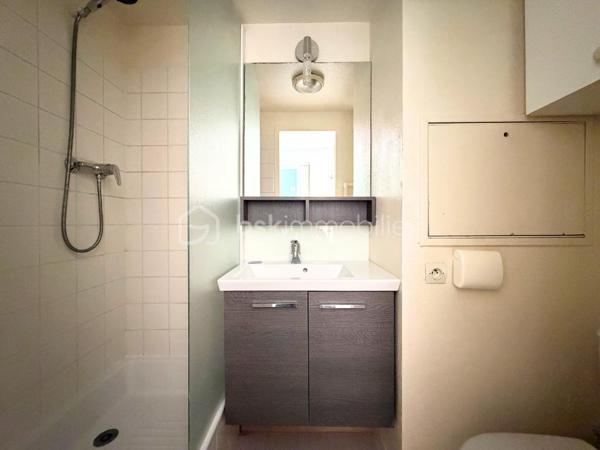 77600 - BUSSY-SAINT-GEORGES - CENTRE-VILLE 
A PROXIMITE IMMEDIATE DES COMMERCES ET A 4 MIN DE LA GARE RER
JOLIE STUDIO AVEC MEZZANINE EN DERNIER ETAGE
IDEAL PREMIER ACHAT OU INVESTISSEUR
A VOIR SANS TARDER !

Idéalement situé en plein centre-ville de Bussy-Saint-Georges, ce studio de 25,85 m² Carrez saura séduire aussi bien les investisseurs que les primo-accédants en quête d’un appartement cosy, bien agencé, dans un secteur recherché où tout se fait à pied.

📍 Emplacement privilégié
À seulement 5 minutes à pied des commerces et de la gare, profitez d’un quotidien facilité, tout en bénéficiant d’un environnement agréable et dynamique.

🏡 Un bien optimisé et lumineux
Situé au 3ᵉ et dernier étage, ce studio offre une belle luminosité naturelle. Il se compose de :
- Un séjour lumineux et agréable à vivre
- Une mezzanine optimisant l’espace nuit
- Une kitchenette fonctionnelle
- De nombreux rangements intelligemment intégrés

Taxe Foncière: 907 € annuel
Charges de copropriété: 2168 € annuel
DPE: C
GES: B

🚗 Confort supplémentaire
Un stationnement privatif en sous-sol complète ce bien, un véritable atout en centre-ville.

🏗️ Informations complémentaires:
- Résidence construite en 1998
- Dernier étage, au calme
- Bien idéal pour un investissement locatif ou un premier achat
- Pas de procédures en cours
- Nombre de lots dans la copropriété: 192 lots dont 120 lots à usage d'habitation