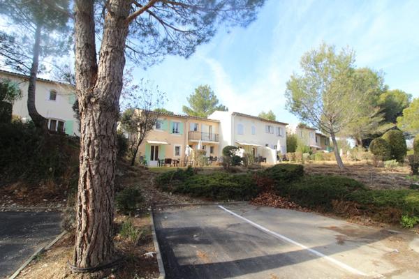 Charmant Bastidon dans le Domaine du Golf de Pont Royal, 45 m2 habitable, ravalé, avec jardin privatif, élevé d'un étage, 2 chambres, terrasse, calme et nature