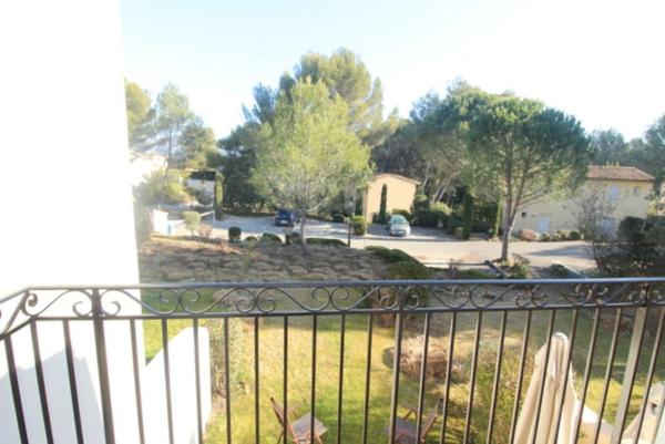 Charmant Bastidon dans le Domaine du Golf de Pont Royal, 45 m2 habitable, ravalé, avec jardin privatif, élevé d'un étage, 2 chambres, terrasse, calme et nature