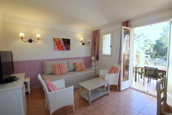 Charmant Bastidon dans le Domaine du Golf de Pont Royal, 45 m2 habitable, ravalé, avec jardin privatif, élevé d'un étage, 2 chambres, terrasse, calme et nature