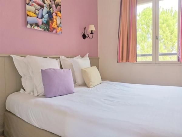 Charmant Bastidon dans le Domaine du Golf de Pont Royal, 45 m2 habitable, ravalé, avec jardin privatif, élevé d'un étage, 2 chambres, terrasse, calme et nature