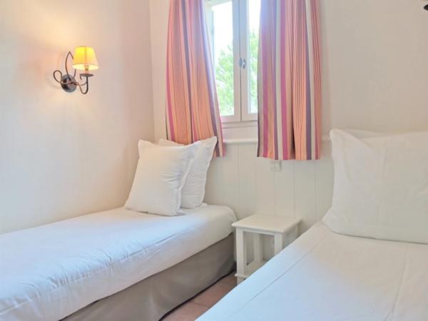 Charmant Bastidon dans le Domaine du Golf de Pont Royal, 45 m2 habitable, ravalé, avec jardin privatif, élevé d'un étage, 2 chambres, terrasse, calme et nature