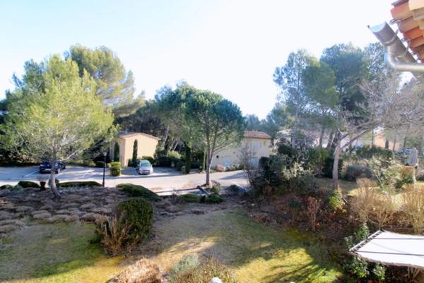 Charmant Bastidon dans le Domaine du Golf de Pont Royal, 45 m2 habitable, ravalé, avec jardin privatif, élevé d'un étage, 2 chambres, terrasse, calme et nature