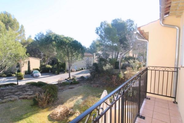 Charmant Bastidon dans le Domaine du Golf de Pont Royal, 45 m2 habitable, ravalé, avec jardin privatif, élevé d'un étage, 2 chambres, terrasse, calme et nature