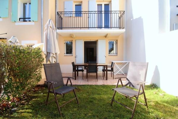 Charmant Bastidon dans le Domaine du Golf de Pont Royal, 45 m2 habitable, ravalé, avec jardin privatif, élevé d'un étage, 2 chambres, terrasse, calme et nature