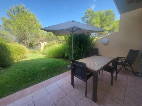 Charmant Bastidon dans le Domaine du Golf de Pont Royal, 45 m2 habitable, ravalé, avec jardin privatif, élevé d'un étage, 2 chambres, terrasse, calme et nature