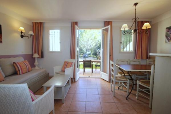 Charmant Bastidon dans le Domaine du Golf de Pont Royal, 45 m2 habitable, ravalé, avec jardin privatif, élevé d'un étage, 2 chambres, terrasse, calme et nature