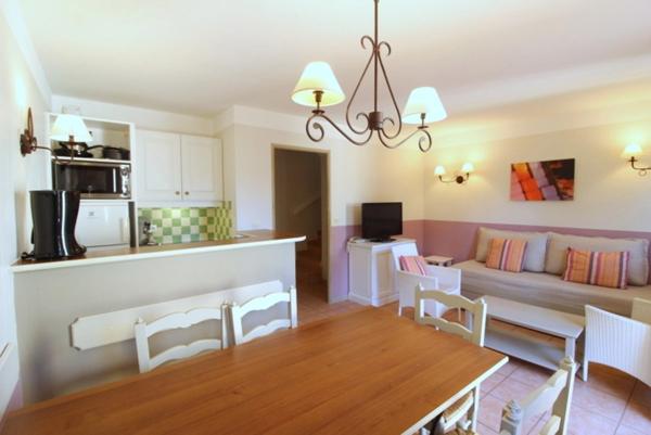 Charmant Bastidon dans le Domaine du Golf de Pont Royal, 45 m2 habitable, ravalé, avec jardin privatif, élevé d'un étage, 2 chambres, terrasse, calme et nature