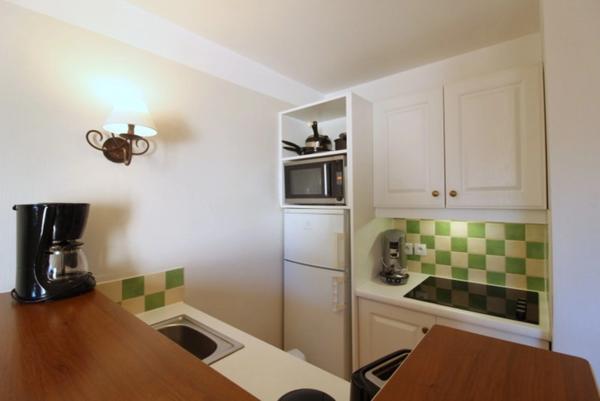 Charmant Bastidon dans le Domaine du Golf de Pont Royal, 45 m2 habitable, ravalé, avec jardin privatif, élevé d'un étage, 2 chambres, terrasse, calme et nature