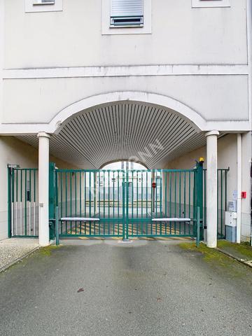 Appartement studio loué avec balcon et parking - Angers secteur Camus - investissement locatif