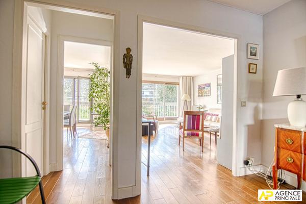 Versailles Glatigny Appartement 5 pièces 110 m² avec chambre attenante de 16m² situé au 1er étage avec ascenseur, balcon plein sud, 2 caves et une place de parking €750 000 ** - Référence 27522