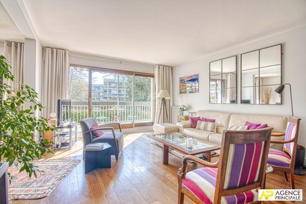 Versailles Glatigny Appartement 5 pièces 110 m² avec chambre attenante de 16m² situé au 1er étage avec ascenseur, balcon plein sud, 2 caves et une place de parking €750 000 ** - Référence 27522