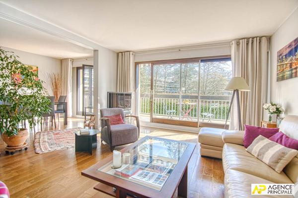 Versailles Glatigny Appartement 5 pièces 110 m² avec chambre attenante de 16m² situé au 1er étage avec ascenseur, balcon plein sud, 2 caves et une place de parking €750 000 ** - Référence 27522