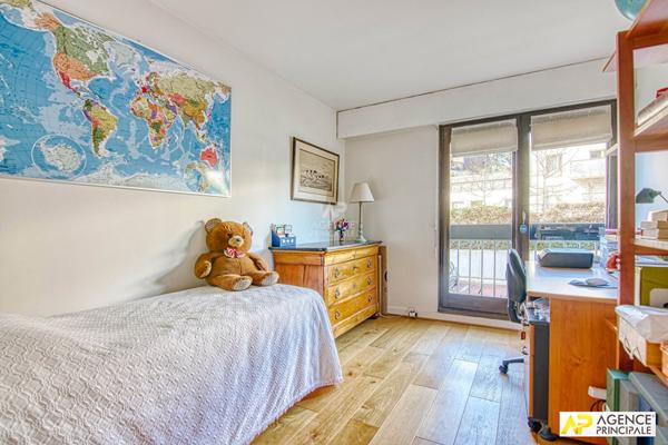 Versailles Glatigny Appartement 5 pièces 110 m² avec chambre attenante de 16m² situé au 1er étage avec ascenseur, balcon plein sud, 2 caves et une place de parking €750 000 ** - Référence 27522