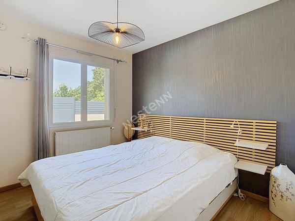 Maison Gorges 4 chambres, Gare à 3 minutes avec Nantes accessible en 15 minutes en train, Grandes surfaces à 5 minutes, Transports scolaires à proximité immédiate, Axe Nantes ? Cholet à 7 minutes, Nantes à 40 minutes en voiture., Aéroport à 33 minutes en