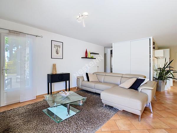 Maison Gorges 4 chambres, Gare à 3 minutes avec Nantes accessible en 15 minutes en train, Grandes surfaces à 5 minutes, Transports scolaires à proximité immédiate, Axe Nantes ? Cholet à 7 minutes, Nantes à 40 minutes en voiture., Aéroport à 33 minutes en