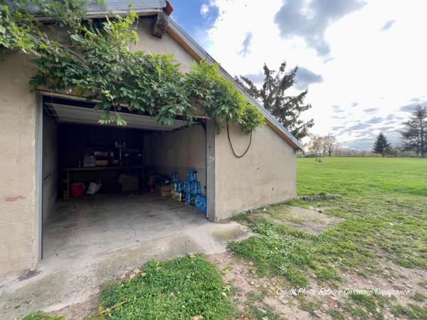 Dpt Allier (03) A vendre à Varennes sur Allier - Longère T6 garages, grande terrasse couverte, terrain clos et arboré de 4000m2