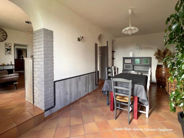 Dpt Allier (03) A vendre à Varennes sur Allier - Longère T6 garages, grande terrasse couverte, terrain clos et arboré de 4000m2